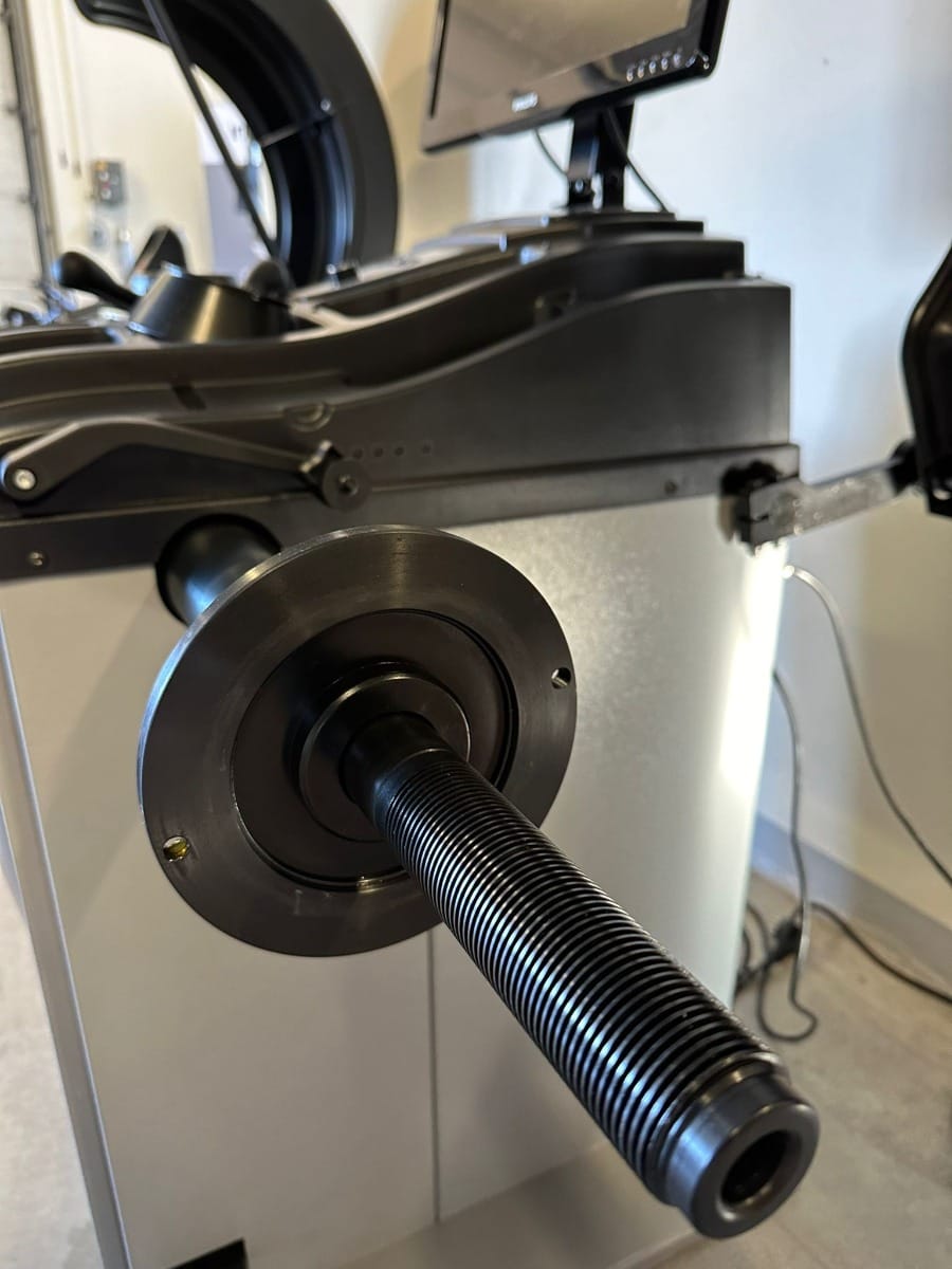 Mașină echilibrat roți INVENTO VBS 270 3D cu laser și frână la picior - imagine 8